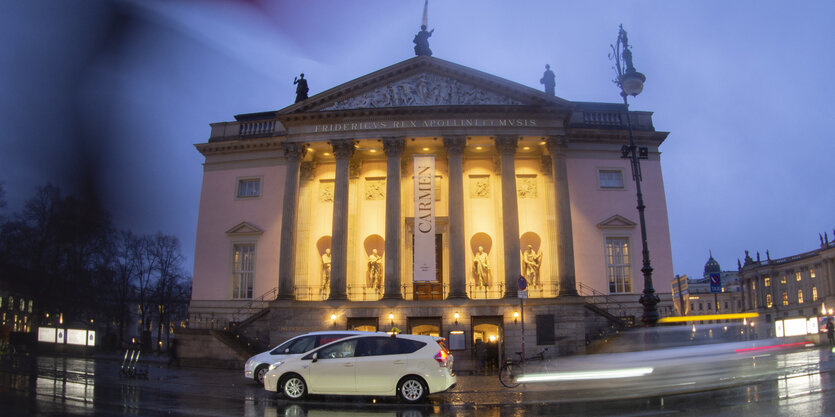 Die Staatsoper Unter den Linden im Regen