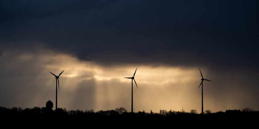 Windräder vor dunklem Himmel