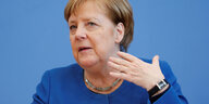 Angela Merkel spricht vor der blauen Wand der Bundespressekonferenz