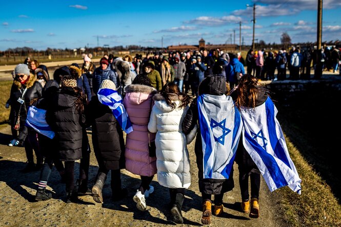 Junge Menschen mit israelischen Flaggen