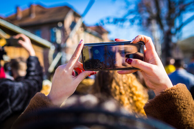 Handy fotografiert in Gedenkstätte Ausschwtz-Birkenau