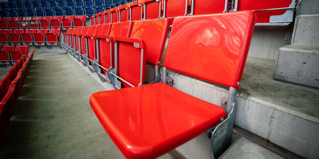 leere Sitze in einem Fußballstadion