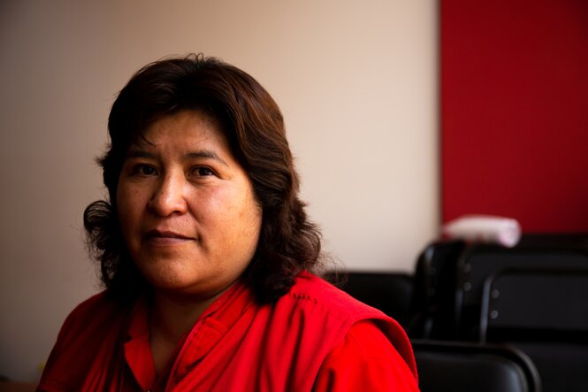 Potrait einer Frau in roter Kleidung