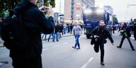Ein Fotojournalist rennt aus einer demonstrierenden Masse heraus