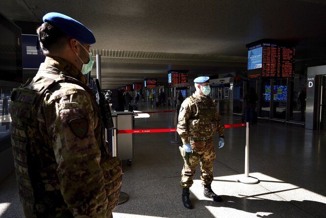 Soldaten stehen am römischen Bahnhof Termini und kontrollieren Passagiere.