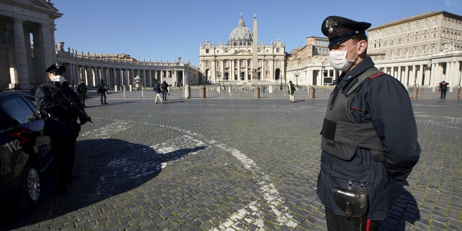 Zwei Polizisten auf dem ansonsten fast leeren Platz vor dem St. Petersdom.