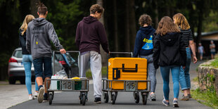 Kinder sind von hinten zu sehen