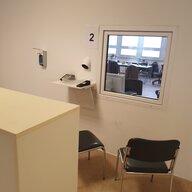 Ein stuhl steht vor einem Fenster, hinter dem der Arzt sitzen kann Ein stuhl steht vor einem Fenster, hinter dem der Arzt sitzen kann