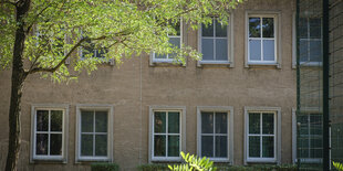 Fenster sind mit Folie verklebt