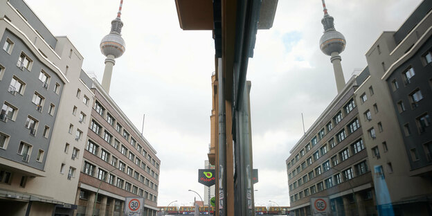 Berliner Skyline gespiegelt in einer Scheibe