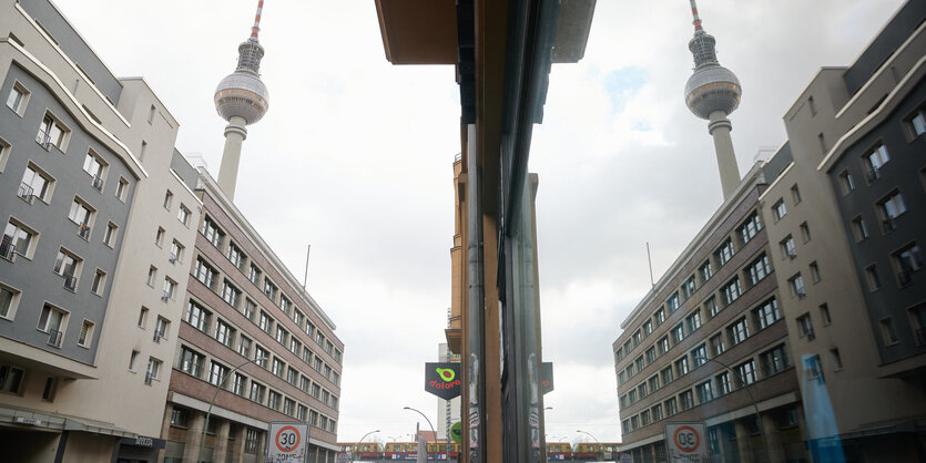 Berliner Skyline gespiegelt in einer Scheibe