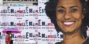 Ein Karnevalswagen mit Figur von Marielle Franco