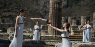 Entzündung olympischen Feuers im antiken Tempel