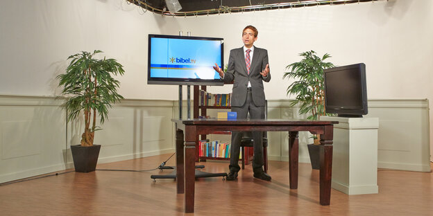 Matthias Brender steht in einer Fernsehkulisse von Bibel TV