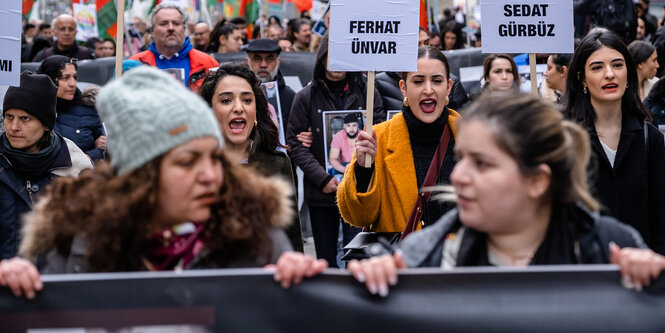 Frauen tragen Transparente