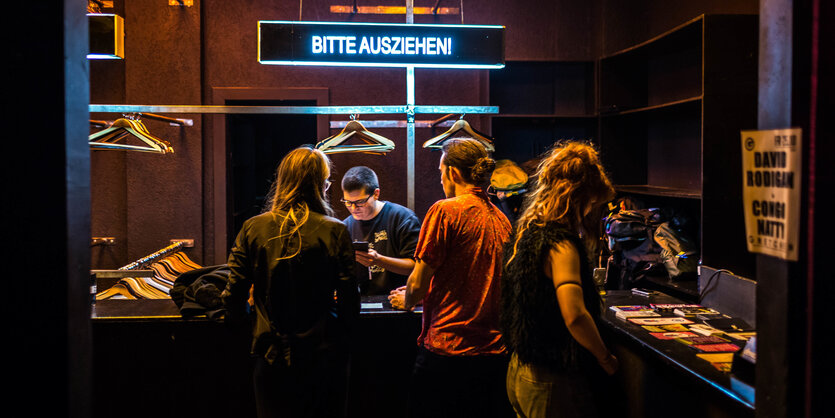 Menschen haben Spaß bei einem Konzert im Club Gretchen