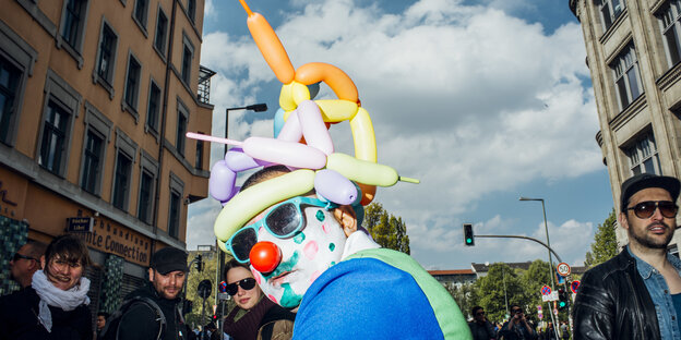 Clown beim Myfest in Kreuzberg