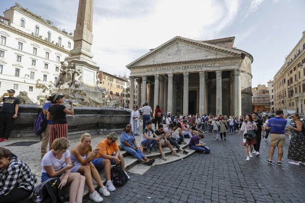 Pantheon in Rom mit Touristen.