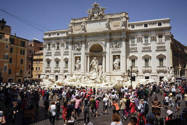 Trevibrunnen in Rom mit Touristen.