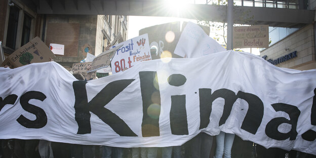 Ein Banner mit der Aufschrift Fürs Klima auf einer Demonstration von Fridays for Future Bremen