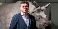 Matthias Glaubrecht steht vor einem unechten Nashorn im Museum