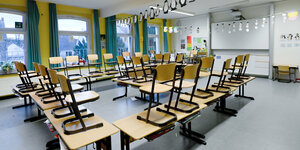 Hochgestellte Stühle in einem Klassenzimmer