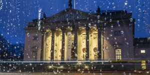 Die Staatsoper Unter den Linden im Regen