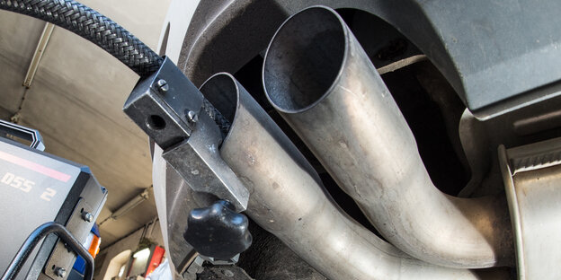 Ein Messschlauch eines Geräts zur Abgasuntersuchung für Dieselmotoren steckt im Auspuffrohr eines VW Golf mit Dieselmotor.