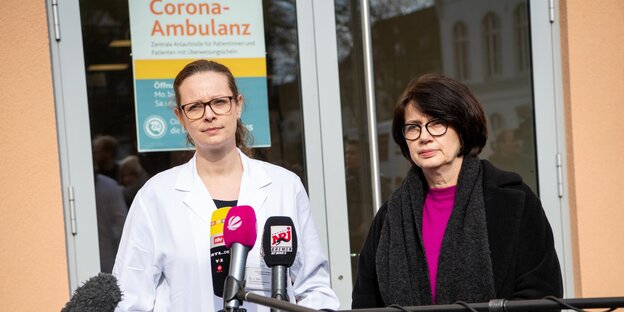 laudia Bernhard (r), Gesundheitssenatorin, und Judith Gal, geschäftsführende Oberärztin der Notfallaufnahme am Klinikum Bremen-Mitte, stehen vor der neu eingerichteten Corona Ambulanz.