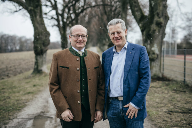 Zwei Männer, einer in Trachtenjanker, einer in Jackett Zwei Männer, einer in Trachtenjanker, einer in Jackett