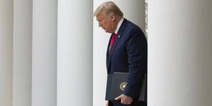 Donald Trump zwischen den Säulen des Weißen Hauses