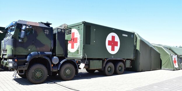 Mobile gepanzerte Rettungsstation der Bundeswehr komplett aufgebaut mit Zelt, Operationscontainer und Versorgungscontainer auf Anhänger