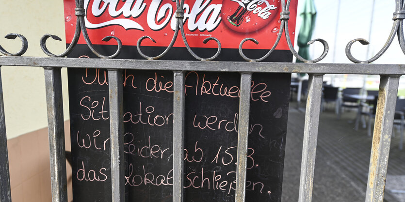 Schild vor einem Lokal erklärt dessen Schließung