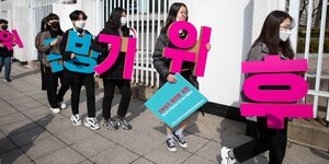 Junge südkoreanische Klimaaktivistinnen und Klimaaktivisten demonstrieren.