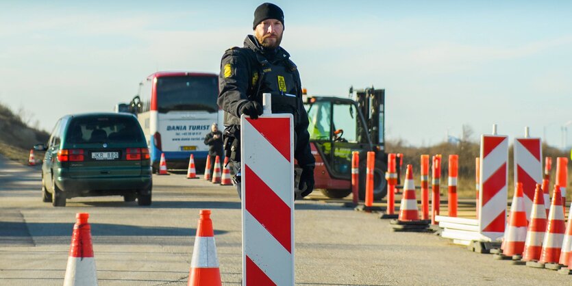 Grenzer vor provisorischen Straßensperrungen