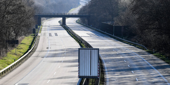 Eine leere Autobahn