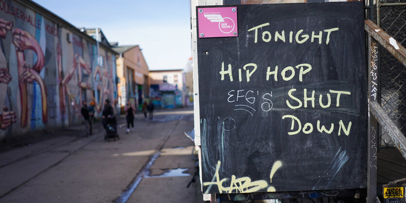 Schild von "Shut-Down-Party" auf dem RAW Gelände in Friedrichshain