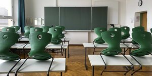 ein leeres Klassenzimmer mit hochgestellten Stühlen