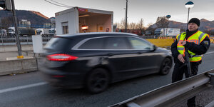 Bundespolizisten stehen an der mobilen Autobahn-Übergangsstelle und kontrollieren den Verkehr.