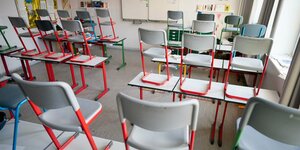 Stühle stehen auf Tischen in einem Klassenzimmer
