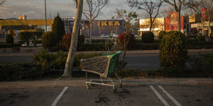 ein leerer Einkaufswagen vor Ikea