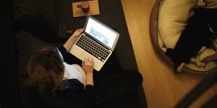 Frau vor Laptop auf dem Sofa