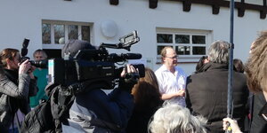 Bürgermeister Bovenschulte und Gesundheitssenatorin Bernhard mit einer Pressemeute vor der neuen Corona-Ambulanz
