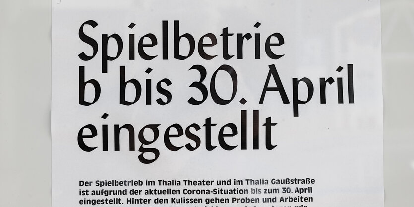 Ein Plakat in einem Schaukasten des Thalia Theaters mit einer Schließungs-Verlautbarung.