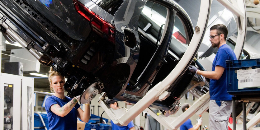 MitarbeiterInnen am Band bei Volkswagen in Wolfsburg.