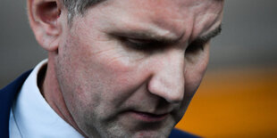 AfD-Politiker Björn Höcke schaut betreten nach unten.