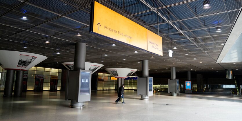 Berlin: Passanten gehen am Morgen durch den leeren Bahnhof am Potsdamer Platz