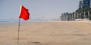 Rote Fahne am indischen Juhu Beach
