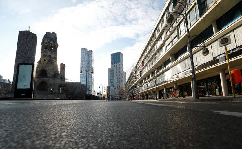 Eine leere Straße mit großen Gebäuden im Hintergrund.