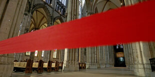 Ein rotes Absperrband ist vor den Eingang zu einer Kathedrale gespannt.